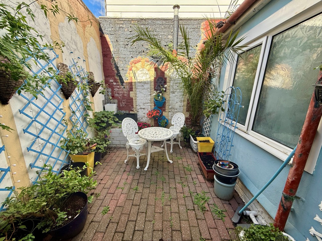 Lot: 16 - TWO-BEDROOM END-TERRACE HOUSE - Courtyard